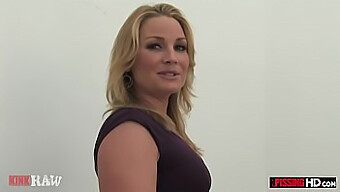 Flower Tucci ดื่มด่ํากับออรัลเซ็กส์บนจู๋ของคู่หูของเธอ