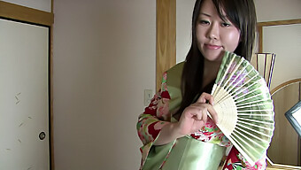 Paja Con Los Pies Y Trago Amateur En Un Video De Masaje Japonés