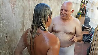 La Rencontre De Paty Butt Avec Un Homme Plus Âgé Sur La Plage Mène À Une Séance De Douche Torride!