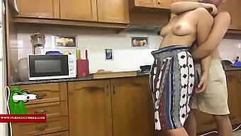 Encuentro Caliente En La Cocina Con Una Milf Tetona Y Un Chico Cachondo