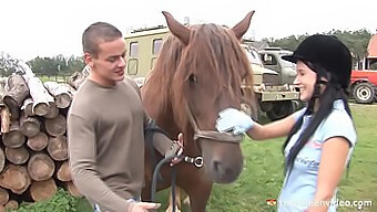 エンジェリカ・キトゥンの屋外3P、インストラクターとの乗馬