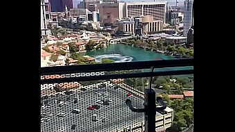 Güzel Şişman Bir Kadın, Vegas'Ta Büyük Siyah Bir Yarrak Tarafından Yüzüne Sikişiyor