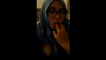 Fille Indonésienne En Hijabi Donne Un Plaisir Oral Sensuel