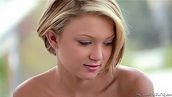 La Jeune Odette Delacroix Et Dakota Skye Aux Seins Naturels Dans Une Session Sensuelle De Léchage De Chatte