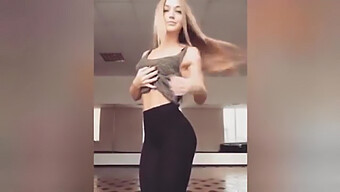 يشارك مستخدمو Instagram الشباب لقطات جنسية ساخنة في المنزل في تجميع للأزيز..