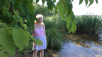 Un Encuentro Casual Lleva A Un Apasionado Sexo Al Aire Libre En El Lago Con Una Impresionante Adolescente Rubia.