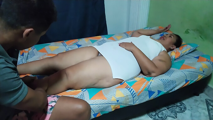 Ma mère reçoit un massage sensuel de ma part