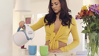 Michaela Isizzu serverer kaffe til to menn i en het METart-video