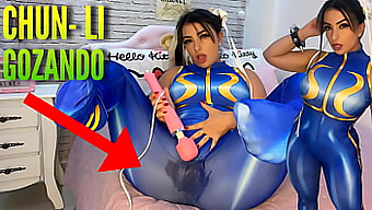 Gata cosplay enquanto Chun Li se satisfaz com vibrador hentai até o orgasmo