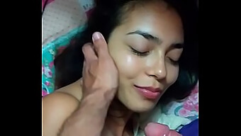 Cô gái trẻ Latina cho tôi một màn blowjob tuyệt vời trong khi chúng tôi say sưa trong bộ phim