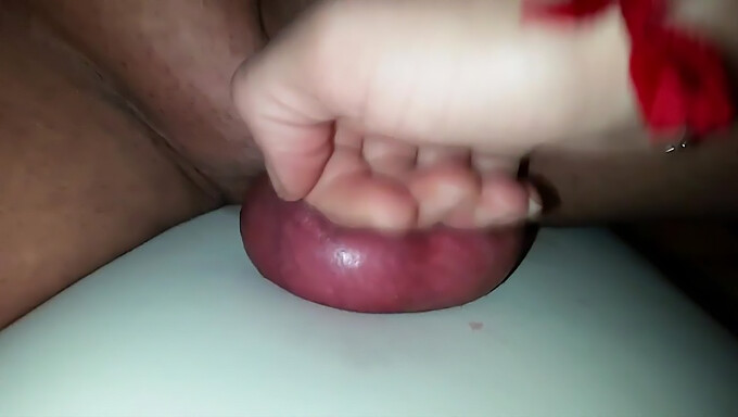 Tuan Puteri Menguasai Buah Dada Suami Dalam Video Fetish Kaki Amatur