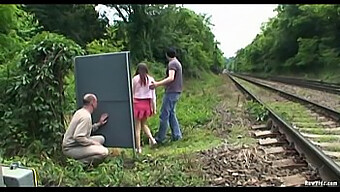 Trio En Plein Air Avec Une Copine Coquine Et Son Couple