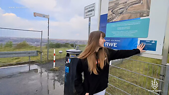 Niemiecka Nastolatka Robi Publicznego Loda, Co Prowadzi Do Ekscytującego Spotkania.