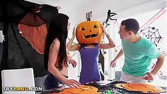 Styvmamma Tia Cyrus i Halloween-tema sex med Bangbros