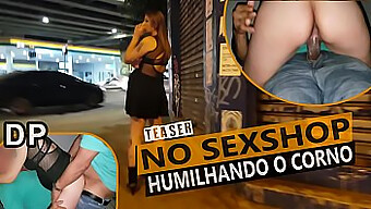 Marido Corno Assiste Esposa Trair Com Dois Homens