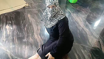 Garota Hijabi Desejando Um Novo Parceiro Bdsm Na Sedução De Dever