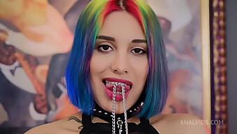 Roxy Lips, Uma Adolescente De Cabelos Arco-Íris, Se Envolve Em Um Encontro Sexual Selvagem Com Nick Rock, Incluindo Penetração Anal Profunda, Tapas Ásperos E Estimulação Oral De Suas Nádegas.