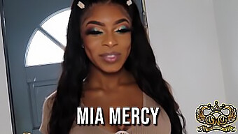 La rencontre sauvage de Mia Mercy avec une énorme bite noire et une double éjaculation