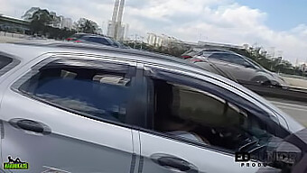 Angel Takemura Faz Um Boquete Em Um Carro Em Movimento Em Marginal Pinheiros - Estilo Bunduda