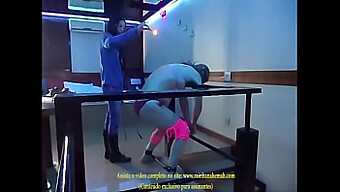 La Dominatrix Usa Una Vela Y Un Látigo En La Habitación Del Motel Para Jugar Bdsm - Anterior