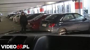 Chica adolescente hace una mamada en el coche en un estacionamiento