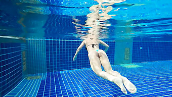 Um Encontro Em Uma Piscina Pública Com Uma Adolescente Deslumbrante