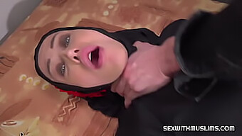 يتم القبض على زوجة مسلمة وهي تشاهد Xxx Videos