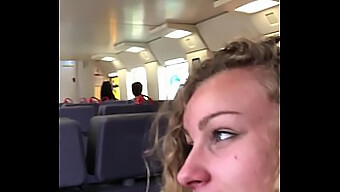 Sexo oral y cunnilingus en publico de Angel Emily en un tren