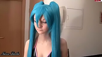 Adolescente alemã recebe gozada facial em sexo cosplay com Miku Hatsune hentai