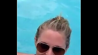 Amatør Blowjob I En Offentlig Pool Fanget På Webcam