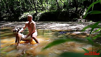 Seks Kurus Di Luar Ruangan Mengarah Pada Seks Milf Panas Di Taman Lake Houston