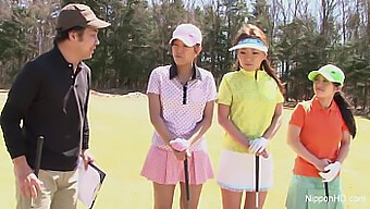 Japonské Tínedžerky Sa Oddávajú Orálnej Hre Pri Golfe