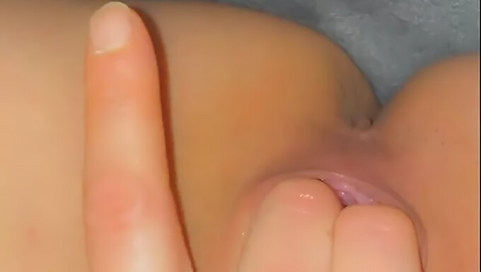 Masturbation en solo jusqu'à l'orgasme dans une vidéo HD.