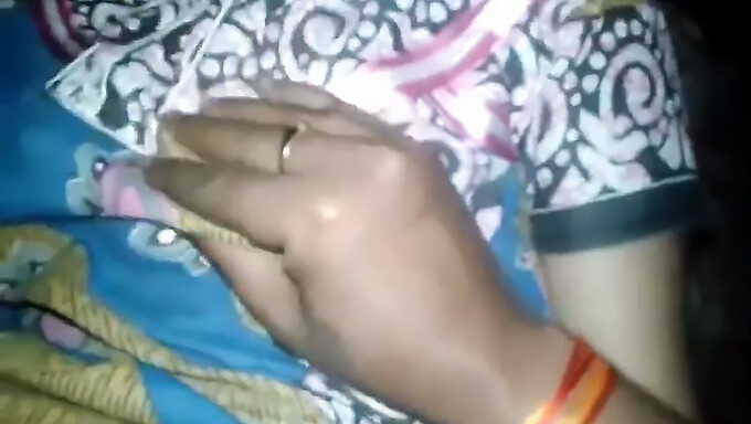 La petite amie desi Nitisha Assam profite d'une baise de chatte poilue