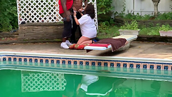 Isteri Tua Menikmati Kenikmatan Oral Di Tepi Kolam Renang Dengan Lelaki Kulit Hitam Yang Berpenis Besar