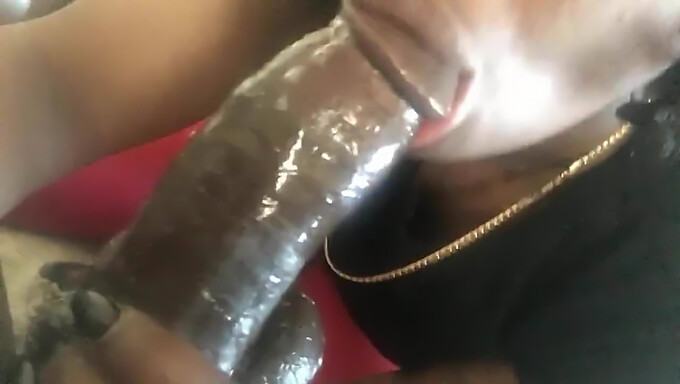 Ebony amatør gir en dyp hals blowjob i hjemmelaget video