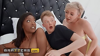 Dee Williams Ve Jimmy Michaels, Brazzers'Ta Sıcak Bir Üç Kadın Sahnesinde.