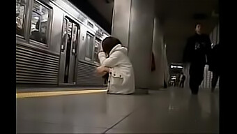 Uma garota japonesa é acariciada em um trem sem cueca.