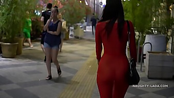 Exhibitionnisme En Plein Air Dans Une Robe Transparente Rouge Avec Soutien-Gorge Et Culotte Exposés