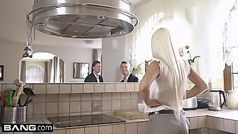 Doppelpenetration und Cumshot der blonden Bombe Blanche Bradbury in tschechischem Erotikvideo