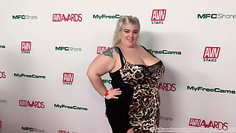 2019年のavn指名パーティーで、大きなお尻と乱交が中心にステージに上がる