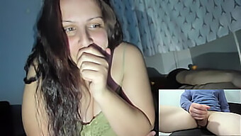 Esposa CFNM observa outro homem se satisfazendo enquanto o marido dorme ao lado dela