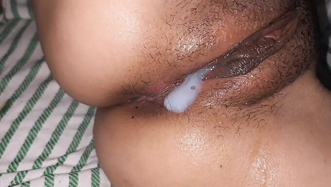 Dì châu Á thích thú với creampie trong cái lồn ướt của mình