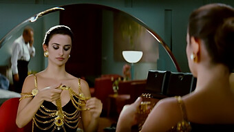 Vòng Tay Đam Mê Của Penelope Cruz Trong 