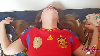 Remaja Spanyol yang horny membantu kehilangan keperawanannya (keluar di dalam)