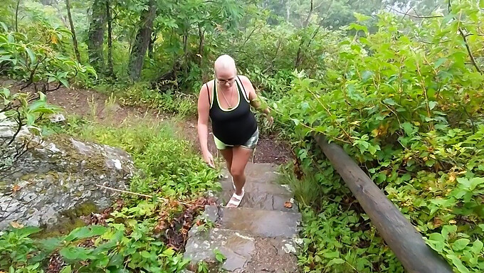 Amateur MILF geeft een blowjob op een wandelpad in het openbaar