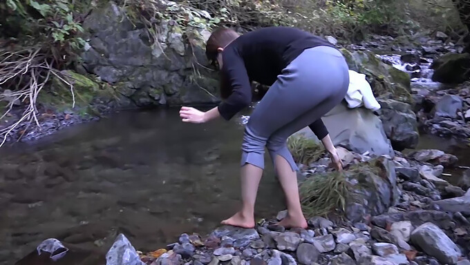 Vivi l'emozione di saltare in un fiume gelido durante la stagione invernale!