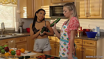 Tiffany Watson En Jada Kai Genieten Van Wat Kinky Lesbische Plezier In De Keuken