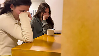 Twee Vrouwen Hebben Seksuele Activiteiten In Een Openbaar Toilet, Ondanks Dat Anderen Het Nodig Hebben.