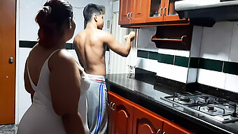 Milf Amadora E Dona De Casa Com Bunda Grande Se Envolvem Em Sexo Na Cozinha